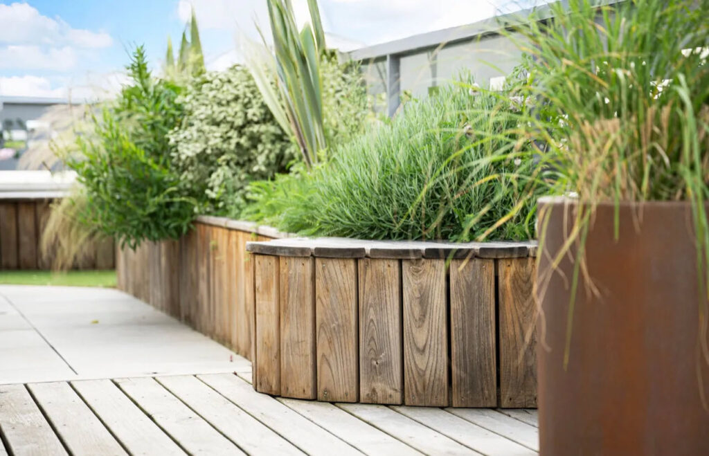 banc en bois sur balcon