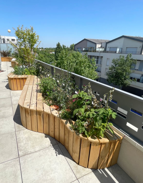 Banquette en bois sur balcon